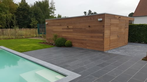 Afrormosia houten tuinbijgebouw geplaatst door schrijnwerker Bongaerts D. in Zonhoven
