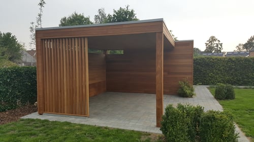 Afrormosia houten tuinbijgebouw geplaatst door schrijnwerker Bongaerts D. in Wellen
