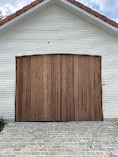 Afrormosia houten openslaande garagepoort geplaatst door schrijnwerker Bongaerts D. in Hasselt