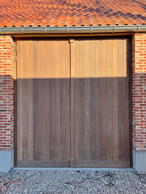 Afrormosia houten openslaande garagepoort geplaatst door schrijnwerker Bongaerts D. in Helchteren