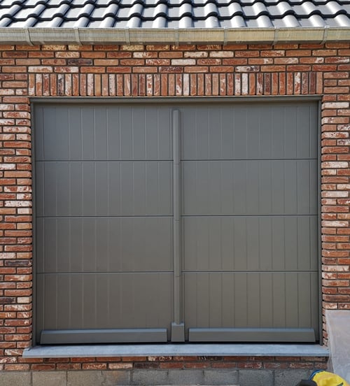 Aluminium sectionale garagepoort geplaatst door schrijnwerker Bongaerts D. in Neeroeteren