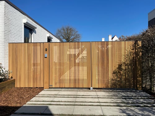 Iroko houten draaipoort geplaatst door schrijnwerker Bongaerts D. in Hasselt