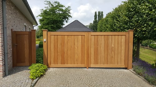 Afrormosia houten draaipoort geplaatst door schrijnwerker Bongaerts D. in Voorshoven