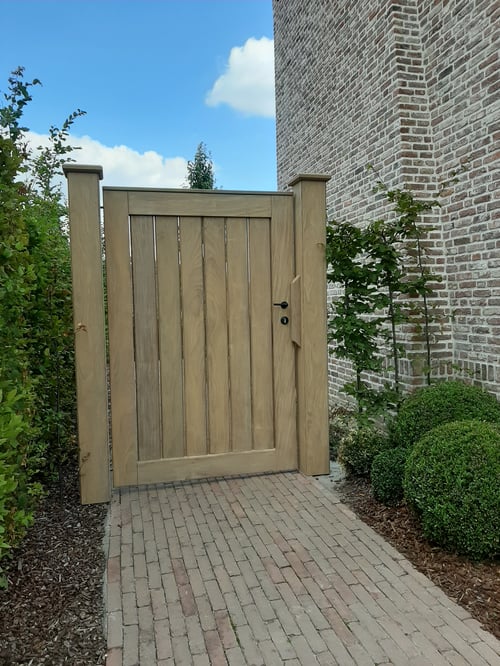 Afrormosia houten zijdelingse tuinpoort geplaatst door schrijnwerker Bongaerts D. in Tongeren