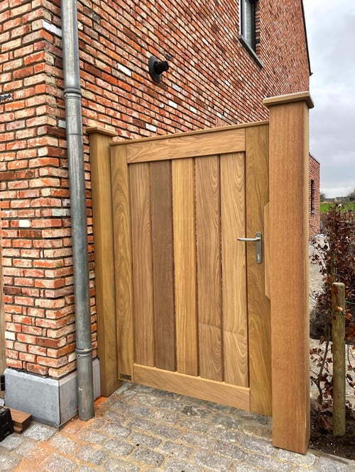 Afrormosia houten zijdelingse tuinpoort geplaatst door schrijnwerker Bongaerts D. in Sint-Truiden