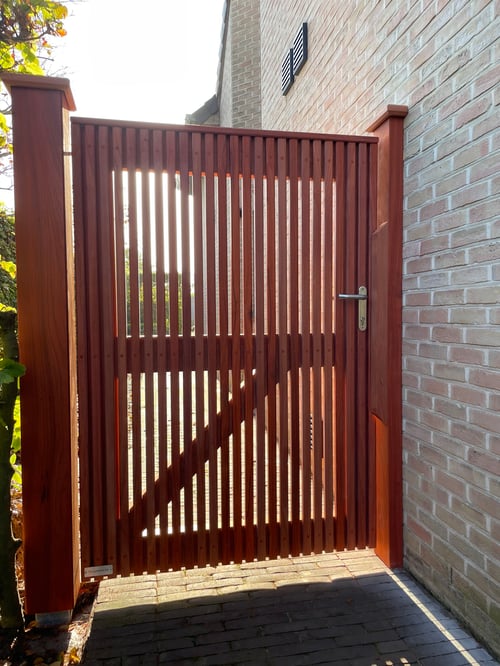 Padouk houten zijdelingse tuinpoort geplaatst door schrijnwerker Bongaerts D. in Schoonbeek