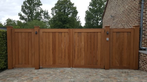 Afrormosia houten zijdelingse tuinpoort geplaatst door schrijnwerker Bongaerts D. in Houthalen