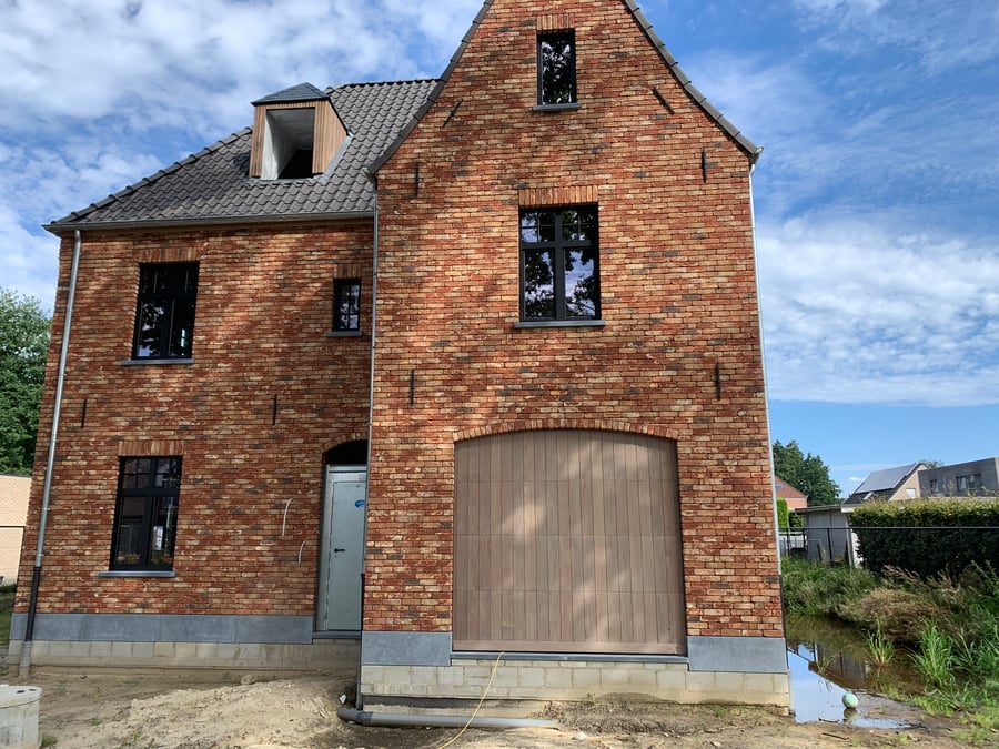Afrormosia houten sectionale garagepoort geplaatst door schrijnwerker Bongaerts D. in Genk