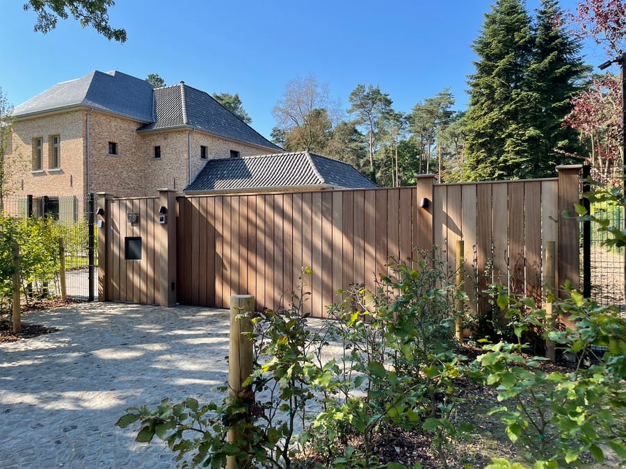Iroko houten schuifpoort geplaatst door schrijnwerker Bongaerts D. in Opglabbeek
