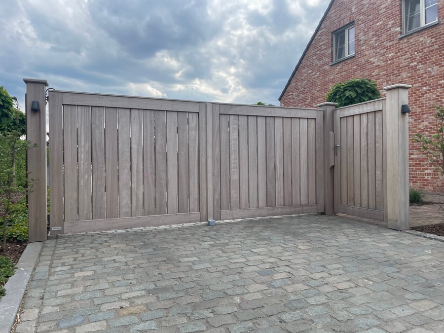 Aformosia houten draaipoort geplaatst door schrijnwerker Bongaerts D. in Kreyel