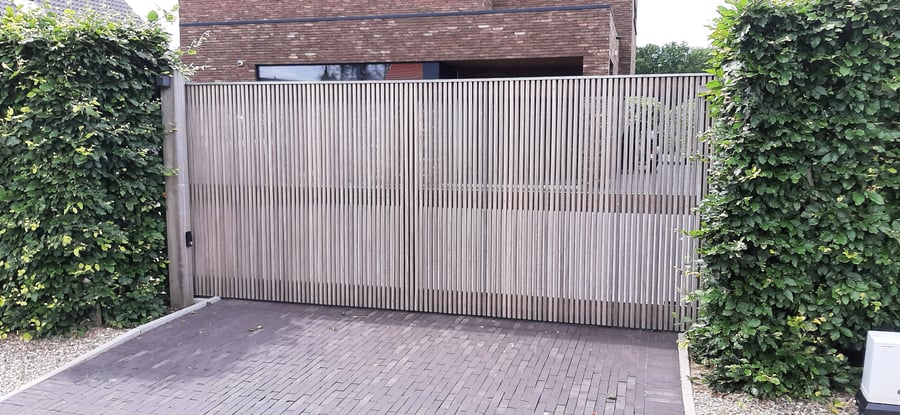 Padouk houten schuifpoort geplaatst door schrijnwerker Bongaerts D. in Ellikom