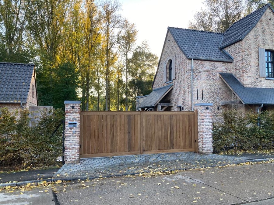 Afrormosia houten schuifpoort geplaatst door schrijnwerker Bongaerts D. in Oreye