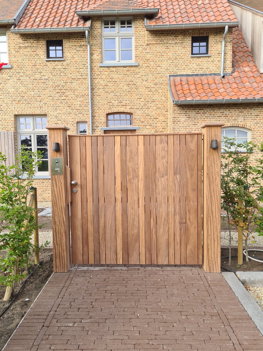 Afrormosia houten zijdelingse tuinpoort geplaatst door schrijnwerker Bongaerts D. in Opitter