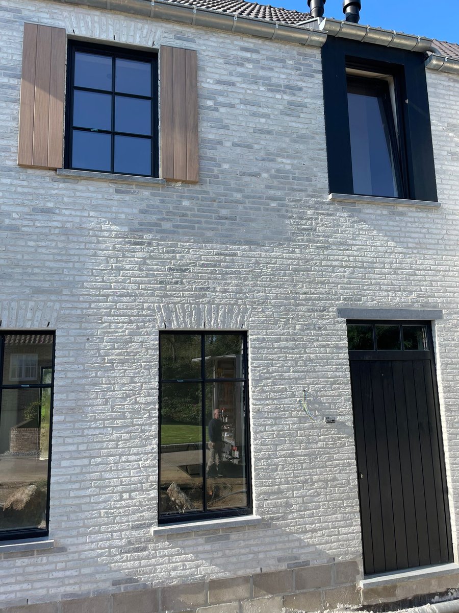 Afrormosia beklede pvc-ramen geplaatst door schrijnwerker Bongaerts D. in Eigenbilzen